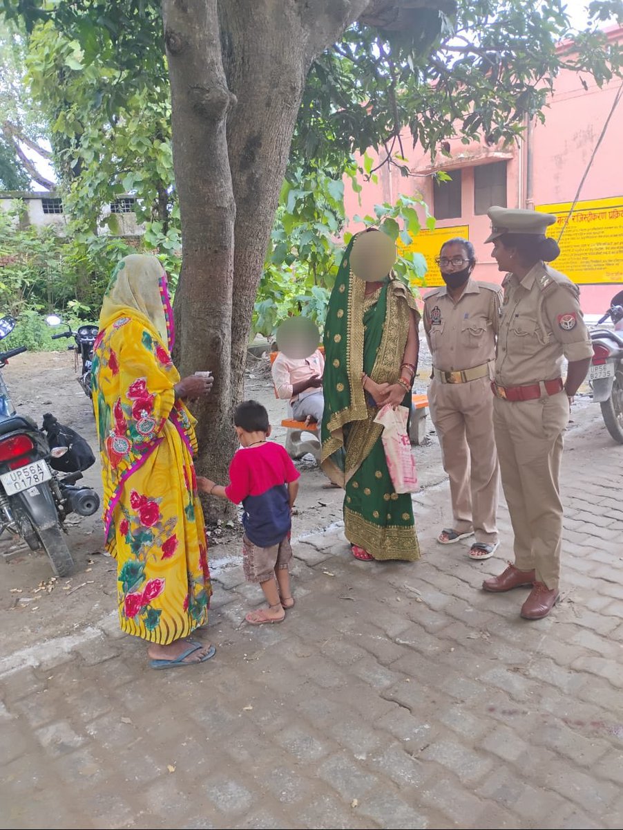 #MaharajganjPolice
थाना महिला एंटी रोमियो टीम द्वारा #मिशन_शक्ति_अभियान  के तहत कस्बा/क्षेत्र में भ्रमण कर महिलाओं/बालिकाओं को उनके सुरक्षार्थ जारी विभिन्न हेल्पलाइन नंबरों की जानकारी देकर नारी सशक्तिकरण के प्रति किया गया जागरूक।
#MissionShakti5