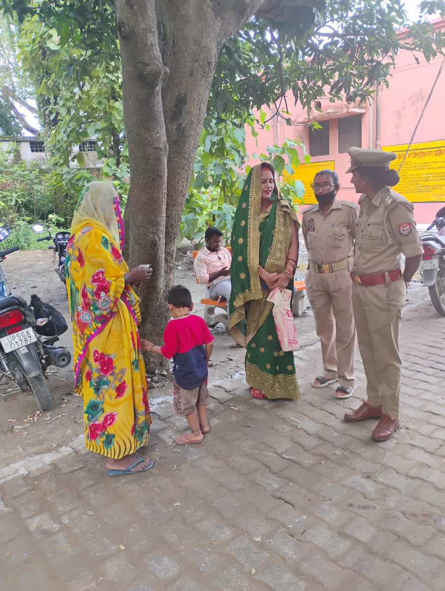 #MaharajganjPolice
थाना महिला एंटी रोमियो टीम द्वारा #मिशन_शक्ति_अभियान  के तहत कस्बा/क्षेत्र में भ्रमण कर महिलाओं/बालिकाओं को उनके सुरक्षार्थ जारी विभिन्न हेल्पलाइन नंबरों की जानकारी देकर नारी सशक्तिकरण के प्रति किया गया जागरूक।
#MissionShakti5