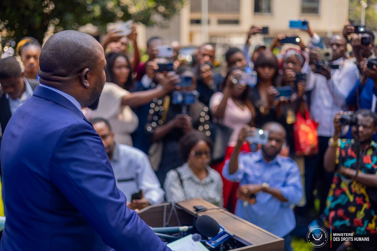 Récap de la semaine

La semaine du 15 au 21 septembre a été marquée par deux grandes activités du Ministre Samuel MBEMBA KABUYA, <a href="/SamuelMbemba4/">Maître Samuel MBEMBA KABUYA TANDA</a>.

Le jeudi 19 septembre, il a signé la Charte de l'Union sacrée de la Nation en qualité de membre du Gouvernement. Il était accompagné