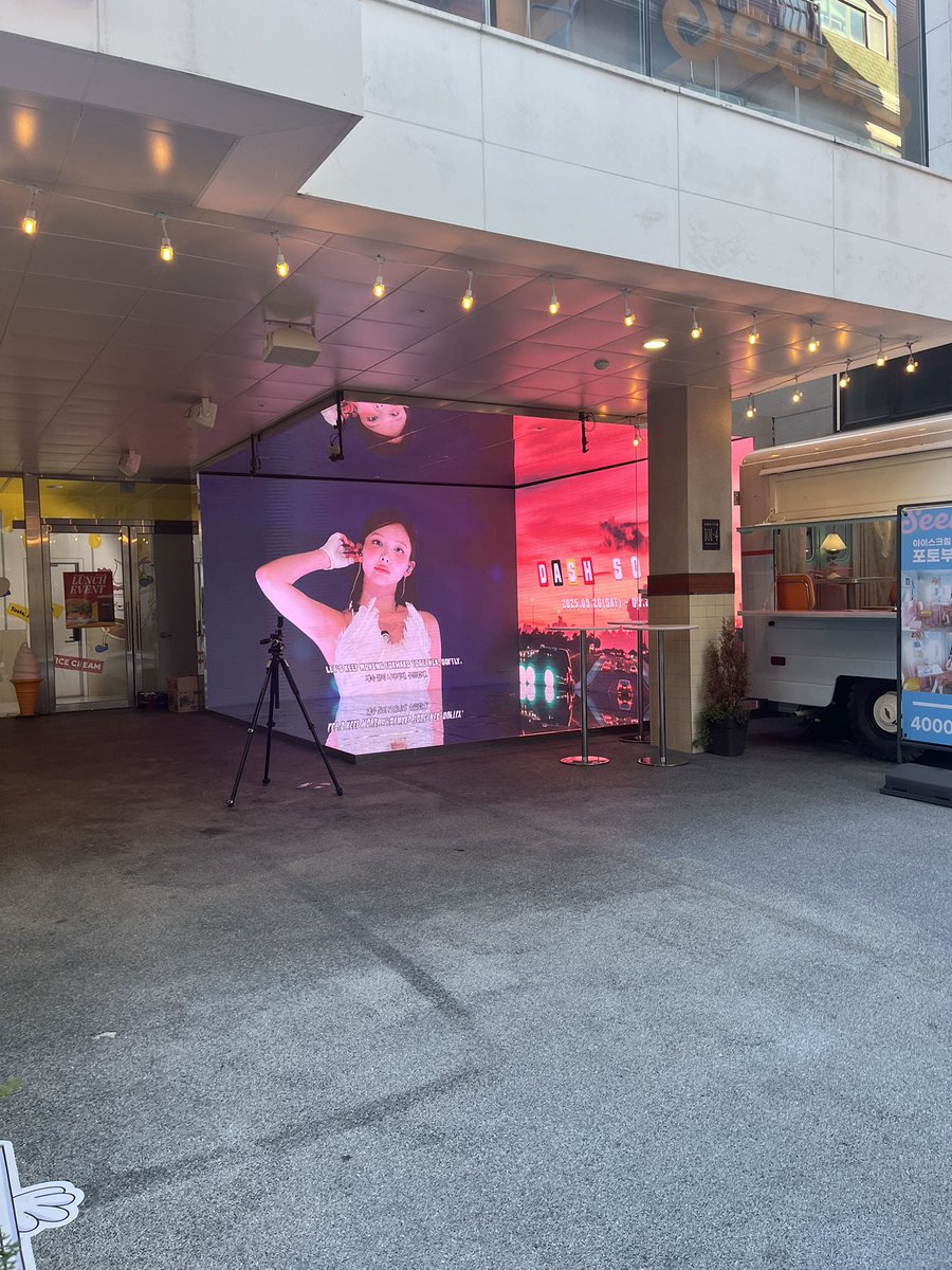 03once_'s tweet photo. @heartlipped 

아주 행복한 공간이었습니다♡ 멋진 카페 감사합니다❤️‍🔥

#DashSoftlyWithNayeon
#나연 #Nayeon #ナヨン #TWICE https://t.co/TayVM0B0AG