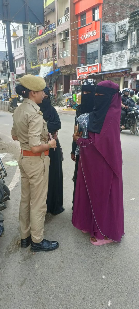 #MaharajganjPolice
थाना महिला एंटी रोमियो टीम द्वारा #मिशन_शक्ति_अभियान  के तहत कस्बा/क्षेत्र में भ्रमण कर महिलाओं/बालिकाओं को उनके सुरक्षार्थ जारी विभिन्न हेल्पलाइन नंबरों की जानकारी देकर नारी सशक्तिकरण के प्रति किया गया जागरूक।
#MissionShakti5