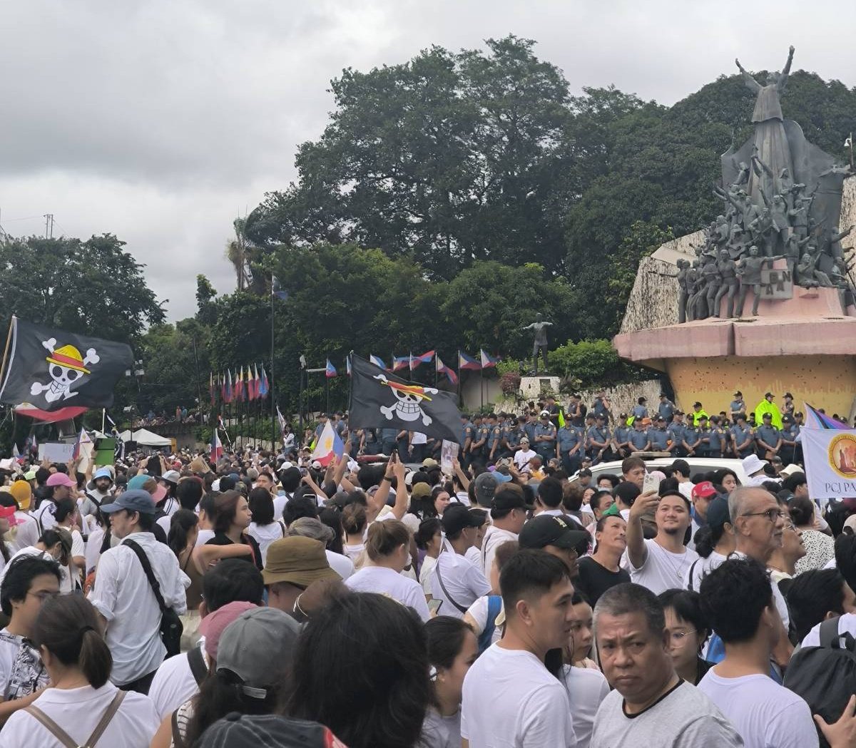Hari ini filipina aksi, PULUHAN RIBU warga filipina turun kejalan imbas pemerintahan yang korup, terbentang juga jolly rogers yg terinspirasi dipakai indonesia 🏴‍☠️