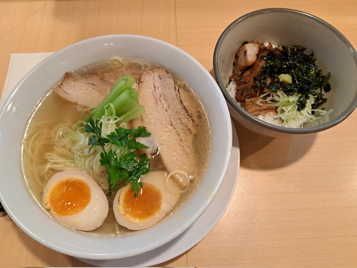 kurihara198232's tweet photo. #今日のランチ
太田市のラーメンDININGれんげさんに😁久しぶりに鯛だし塩そばと肉丼にしました✨️もちろん、一滴も残さず飲み干しました👍美味しかったので😳
#群馬県 #太田市 #太田グルメ
#ラーメンDININGれんげ #ラーメン
#RENGE #れんげ #鯛だし塩そば https://t.co/QOuYzBMlfX