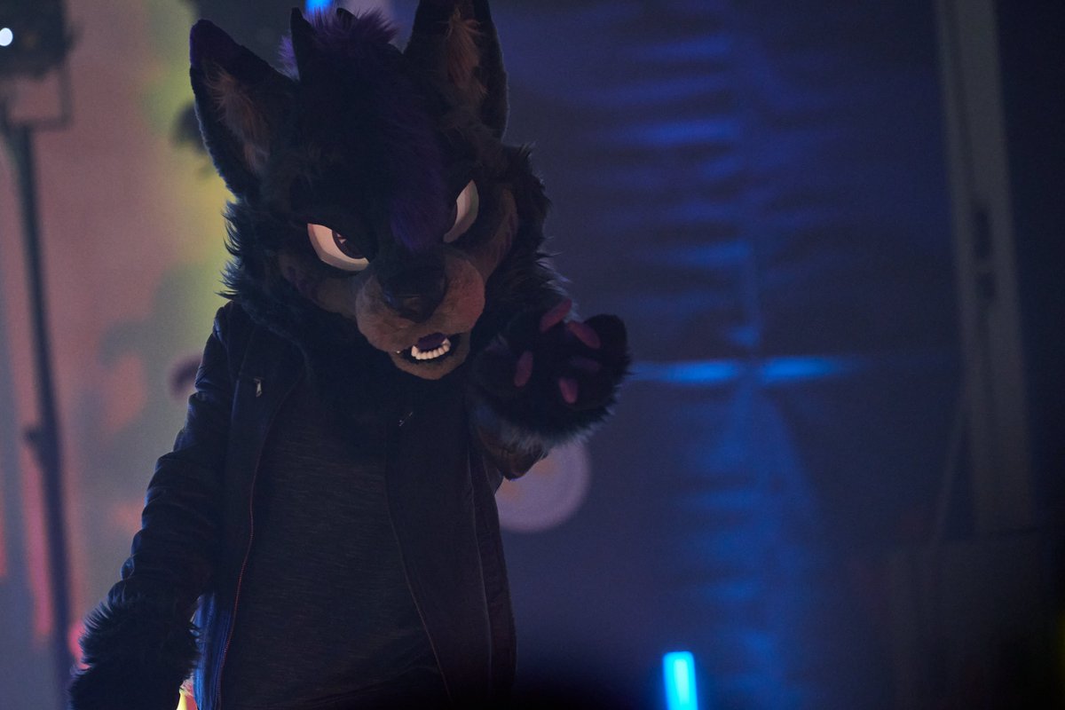 Shine on the dance floor and dancing will make you shine 🔥🌟

#furry #fursuit #fursuiter #fursuitfriday #furries