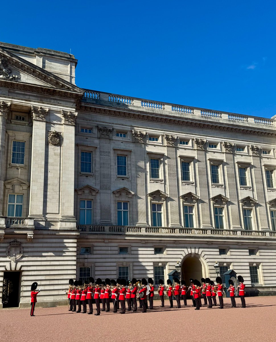 MPSRoyal_Parks's tweet photo. 🎶 Walking On Sunshine ☀️ for #GuardChange at #BuckinghamPalace as #England's phenomenal #RedRoses are #RWC2025 finalists! 🌹🏴 🏉
The Scots & Irish Guards on duty today 💂
#changingoftheguard #thesundayparade #london #rugby #theroyalparks https://t.co/e2en70O7yg