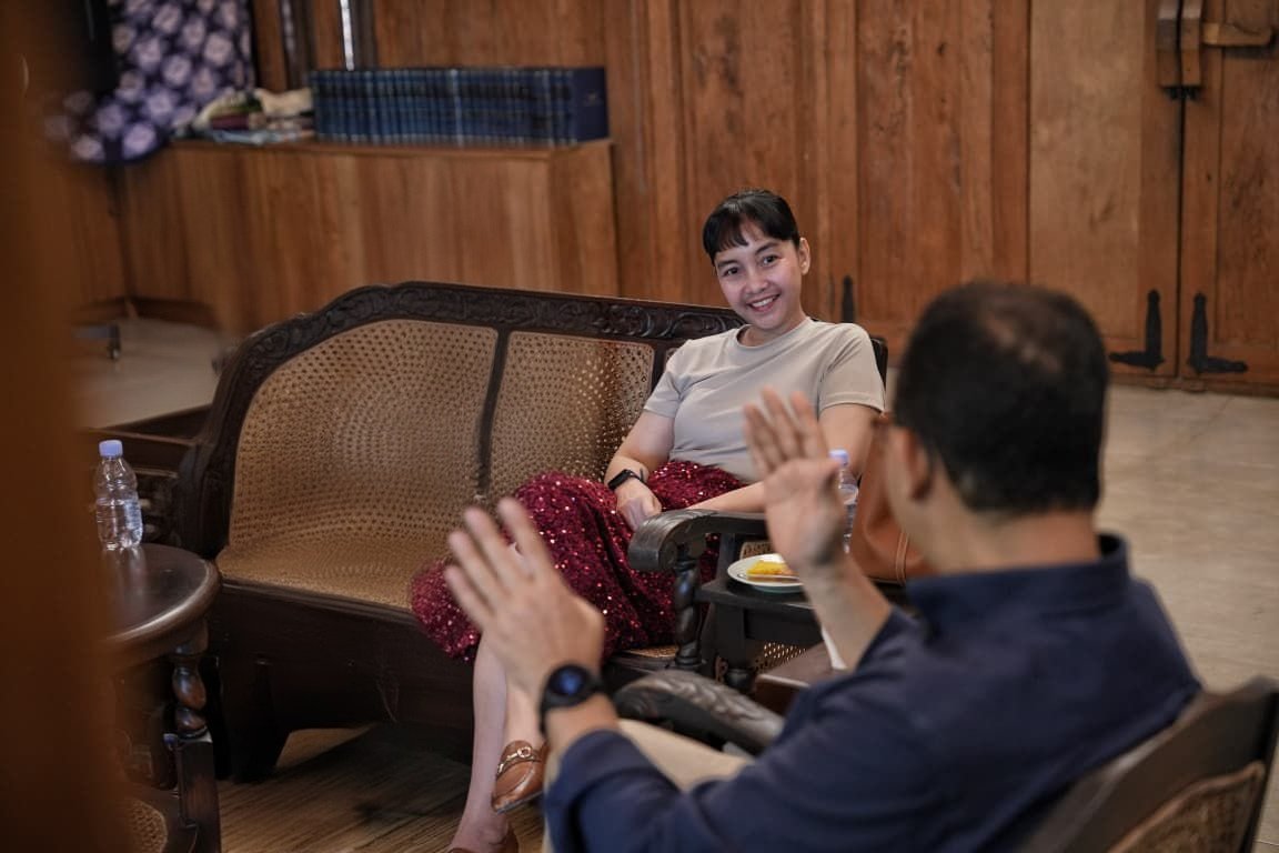 iimfahima's tweet photo. "How’s life, Iim?" tanya Mas @aniesbaswedan waktu kami ngobrol beberapa hari lalu.

"Alhamdulillah, meaningful life," jawab saya.

Beliau diam sebentar, lalu mengangguk pelan "Wow, interesting answer. Tapi bener juga sih, hidup kalo nggak meaningful, ya trus buat apa ya?"

***

Weekend. Regular mentoring keponakan yang lagi persiapan kuliah mau nyari beasiswa. 

Ngecek progress sekolah anak lanang, progress Kumon, ngatur jadwal belajar weekend karena ada remedial. 

Lanjut ngecek si Nduk — urusan kuliah dan kesehatan mental. 

Siangan cek kerjaan, karena Jumat kemarin padat meeting.

Iya, hidup ini bukan tentang sibuk.
Bukan juga tentang pencapaian satu demi satu yang bikin ngos-ngosan tapi jiwa kosong.

Buat saya, meaningful itu ketika setiap waktu yang dihabiskan, ada legacy yang sedang dibangun either melalui anak-anak,keponakan, tim kerja, komunitas, hingga pemerintah. 

Kadang "meaningful life" itu bentuknya begadang nemenin anak belajar. 

Kadang bantu anak ngatur ulang jadwal belajar.

Kadang jadi pendengar yang utuh buat si Nduk yang lagi butuh di puk puk karena overwhelmed masa adaptasi hidup sendiri di luar negeri.

Kadang juga artinya menyetop semua dan duduk menulis strategi hidup agar tetap waras, tetap relevan, tetap punya arah.

Hidup bukan tentang menghindari lelah, tapi memilih lelah yang pantas.

Dan lelah weekend ini pantas, karena yang dirawat bukan sekadar target, tapi masa depan manusia.

Jadi, kalau ada yang tanya "How’s life, iim?"

Mungkin jawaban saya ke depan akan tetap sama.

"Meaningful life". 

Bukan "I am good" atau "Perfect"

***

Ketemu mas Anies dalam rangka diskusi tentang AI, pendidikan dan social movement.

Terimakasih mas Anies untuk waktu dan ilmunya.