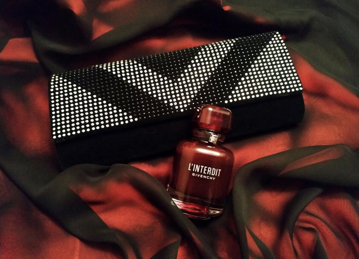 Givenchy L’Interdit Rouge
MG TOP kalite %20 esans 

Vaat ettiği o kırmızı, ateşli zarafeti hissettiriyor ama ne yazık ki kalıcılık ve yayılım konusunda kötü. Başarısız bir deneme, başlangıcı çok iyi olsada devamı üzdü formül paylaşmıyorum.

Esans oranını arttırıp deneyeceğim…