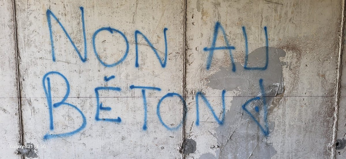 coreinfronte's tweet photo. LOPEZ FORA!

La section Core In Fronte Portivechju-Bunifaziu 
était présente, ce matin, à Sotta, pour dénoncer la bétonisation des hameaux. 
Après Borivoli, nous étions ce matin à Acquadilicci.

L’escroc notoire Georges Lopez continue ses méfaits et déclare à qui veut l’entendre bénéficier de complicités. 
Cet imposteur et ses compères rêvent de devenir des "Bouygues de la Corse".

Non lassé d’agir à Sotta, M.Lopez s'étend, aussi maintenant à Santa Lucia di Portivechju, à Bonifaziu, et à Portivechju, où il tente de déposer la construction d’un nouvel immeuble qui participera inévitablement à la spéculation, et à  la colonisation de peuplement.

Notre présence symbolique ici est porteuse d’un  message très  clair : celui de dire haut et fort "NON" aux activités de ce sinistre individu et de ses prétendus associés quels qu’ils soient.

Dans cette logique, nous demandons à toutes les municipalités concernées de prendre les initiatives qui s’imposent pour ne pas et ne plus collaborer avec lui. Nous prendrons contact avec elles à cet effet.

Nous rappelons nos principes face à une telle  situation, qui suppose des actes forts dans l’esprit de nos fondamentaux et qui sont :

➡️Politique spécifique de reconnaissance, de protection et de valorisation de nos villages et hameaux;

➡️Impulsion d’une politique généralisée d’accès au logement pour les Corses;

➡️Développement et maîtrise d’une politique du foncier, de l’immobilier et de l’accès à la propriété, qui soit soucieuse des intérêts humains et sociaux de notre communauté historique et des intérêts collectifs corses.

➡️Politique de régulation des investissements par une contractualisation, entre la Collectivité de Corse, les communes et les intercommunalités, pour contrecarrer la spéculation immobilière et foncière et favoriser les activités et initiatives économiques selon une vision soutenue d’une souveraineté populaire corse;

➡️Mise en place d’un corps citoyen et national corse, avec refonte intégrale des listes électorales fruits de la colonisation française de peuplement;

➡️Mise en place d’un Statut de résident avec obligation de 10 ans de résidence avant de pouvoir prétendre à l’acquisition d’un bien immobilier en Corse.

➡️Permis de louer en adéquation avec les intérêts collectifs du Peuple Corse, placée sous l’égide de la Collectivité de Corse.

#CoreInFronte lutte contre l’inexorable aggravation des inégalités sociales, la loi de l’argent, la finance et les mafias qui s’y rattachent.

Core In Fronte combat l’émergence d’une Corse inégalitaire, paupérisée et déstructurée.

Core In Fronte se mobilise pour un peuple corse, acteur de son histoire, porteur d’un projet de développement durable respectueux de la terre et de son patrimoine.