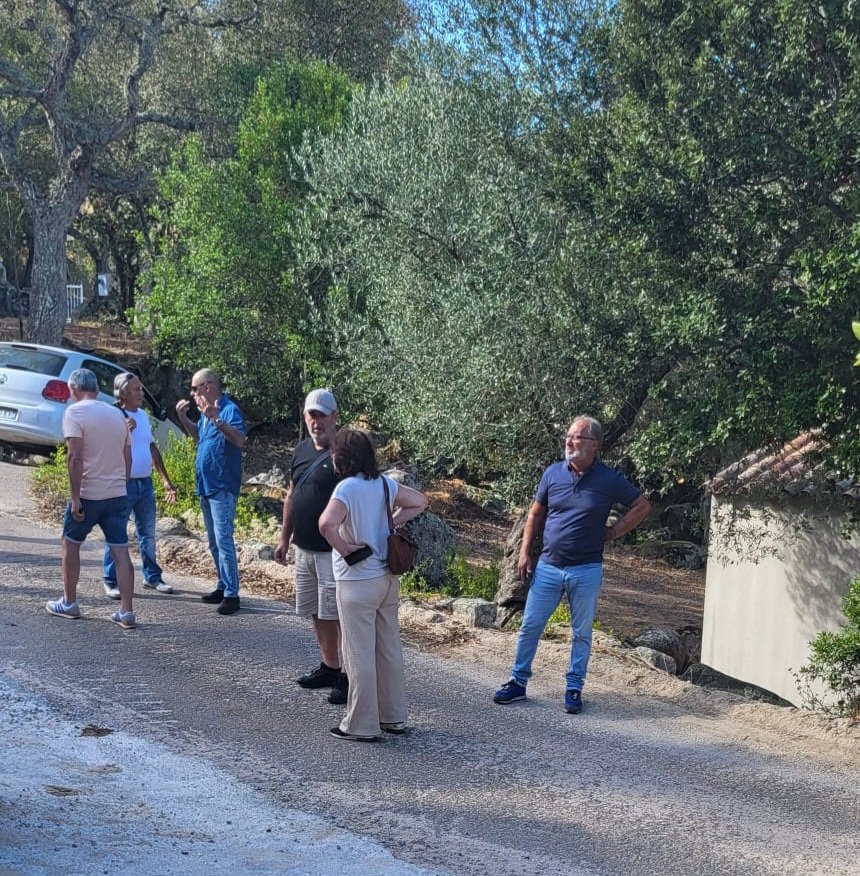 coreinfronte's tweet photo. LOPEZ FORA!

La section Core In Fronte Portivechju-Bunifaziu 
était présente, ce matin, à Sotta, pour dénoncer la bétonisation des hameaux. 
Après Borivoli, nous étions ce matin à Acquadilicci.

L’escroc notoire Georges Lopez continue ses méfaits et déclare à qui veut l’entendre bénéficier de complicités. 
Cet imposteur et ses compères rêvent de devenir des "Bouygues de la Corse".

Non lassé d’agir à Sotta, M.Lopez s'étend, aussi maintenant à Santa Lucia di Portivechju, à Bonifaziu, et à Portivechju, où il tente de déposer la construction d’un nouvel immeuble qui participera inévitablement à la spéculation, et à  la colonisation de peuplement.

Notre présence symbolique ici est porteuse d’un  message très  clair : celui de dire haut et fort "NON" aux activités de ce sinistre individu et de ses prétendus associés quels qu’ils soient.

Dans cette logique, nous demandons à toutes les municipalités concernées de prendre les initiatives qui s’imposent pour ne pas et ne plus collaborer avec lui. Nous prendrons contact avec elles à cet effet.

Nous rappelons nos principes face à une telle  situation, qui suppose des actes forts dans l’esprit de nos fondamentaux et qui sont :

➡️Politique spécifique de reconnaissance, de protection et de valorisation de nos villages et hameaux;

➡️Impulsion d’une politique généralisée d’accès au logement pour les Corses;

➡️Développement et maîtrise d’une politique du foncier, de l’immobilier et de l’accès à la propriété, qui soit soucieuse des intérêts humains et sociaux de notre communauté historique et des intérêts collectifs corses.

➡️Politique de régulation des investissements par une contractualisation, entre la Collectivité de Corse, les communes et les intercommunalités, pour contrecarrer la spéculation immobilière et foncière et favoriser les activités et initiatives économiques selon une vision soutenue d’une souveraineté populaire corse;

➡️Mise en place d’un corps citoyen et national corse, avec refonte intégrale des listes électorales fruits de la colonisation française de peuplement;

➡️Mise en place d’un Statut de résident avec obligation de 10 ans de résidence avant de pouvoir prétendre à l’acquisition d’un bien immobilier en Corse.

➡️Permis de louer en adéquation avec les intérêts collectifs du Peuple Corse, placée sous l’égide de la Collectivité de Corse.

#CoreInFronte lutte contre l’inexorable aggravation des inégalités sociales, la loi de l’argent, la finance et les mafias qui s’y rattachent.

Core In Fronte combat l’émergence d’une Corse inégalitaire, paupérisée et déstructurée.

Core In Fronte se mobilise pour un peuple corse, acteur de son histoire, porteur d’un projet de développement durable respectueux de la terre et de son patrimoine.