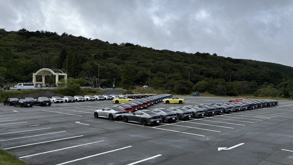 junrokey's tweet photo. 20250921RZ34 OC関西ミーティング
　at峰山高原リゾートホテルリアクシア

あまり天気はよくなかったが、RZ34 
だけのＺ文字は圧巻でした。
ドローンがあれば、良かったのですか、使用不可だったので残念！

#RZ34 
#フェアレディＺ
#RZ34オーナズクラブ https://t.co/6B9Joj9QnA