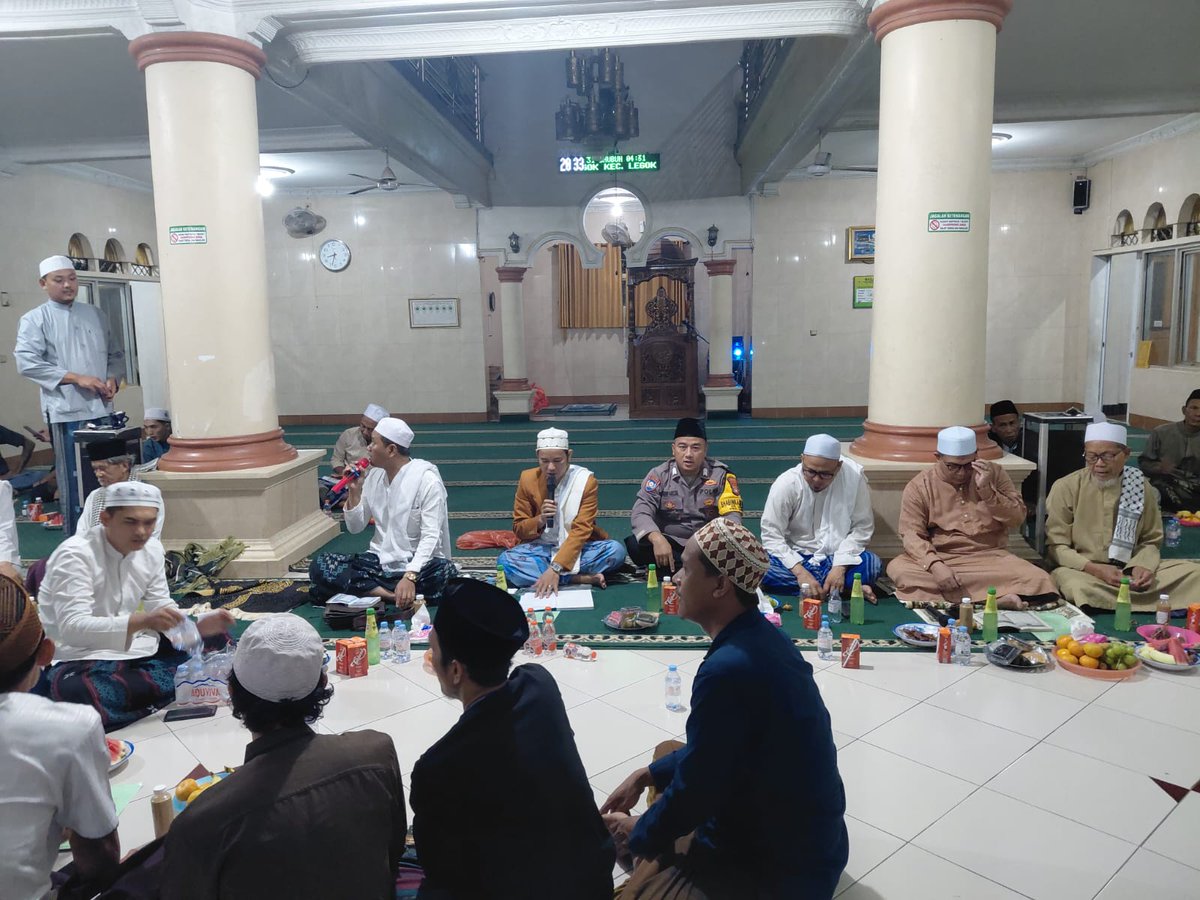 polseklegok's tweet image. Bhabinkamtibmas Desa legok Menghadiri kegiatan zikir Bersama tokoh Agama dan masyarakat serta warga desa legok dalam rangka memperingati Maulid Nabi Muhammad SAW di Masjid Quwwatul Huda Kp. Manungtung Desa Legok, Sabtu (20/9).

#maulidnabimuhammadsaw 
#PolsekLegok