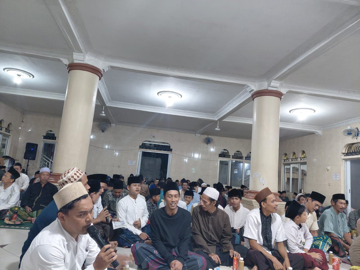 polseklegok's tweet image. Bhabinkamtibmas Desa legok Menghadiri kegiatan zikir Bersama tokoh Agama dan masyarakat serta warga desa legok dalam rangka memperingati Maulid Nabi Muhammad SAW di Masjid Quwwatul Huda Kp. Manungtung Desa Legok, Sabtu (20/9).

#maulidnabimuhammadsaw 
#PolsekLegok