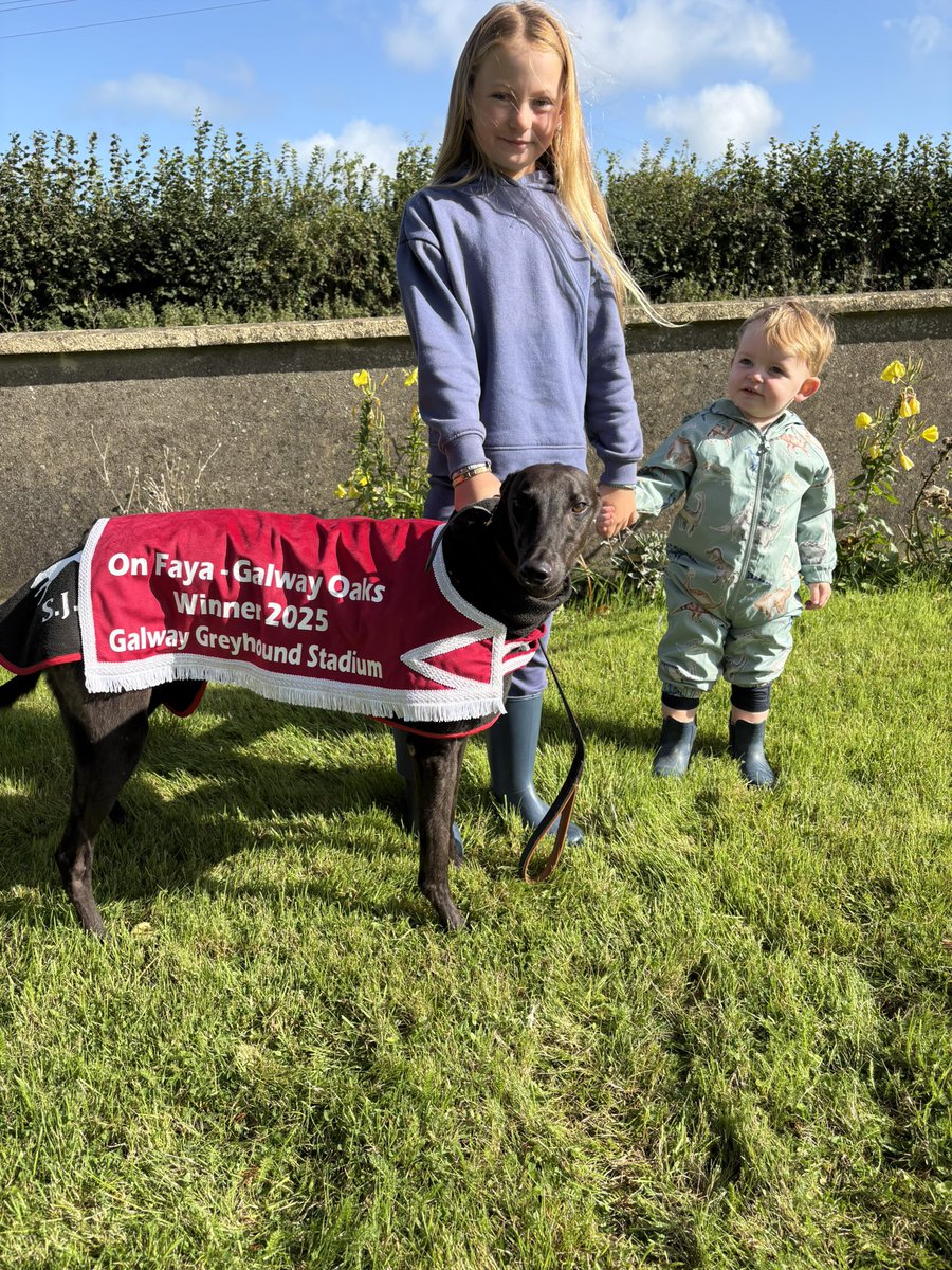 Kadie and Rossa Conway with Badly Behaving winner of the on Faya Galway oaks last night trained by uncle Shaun Conway  

Badly behaving may have been the best behaved in pic 🙈