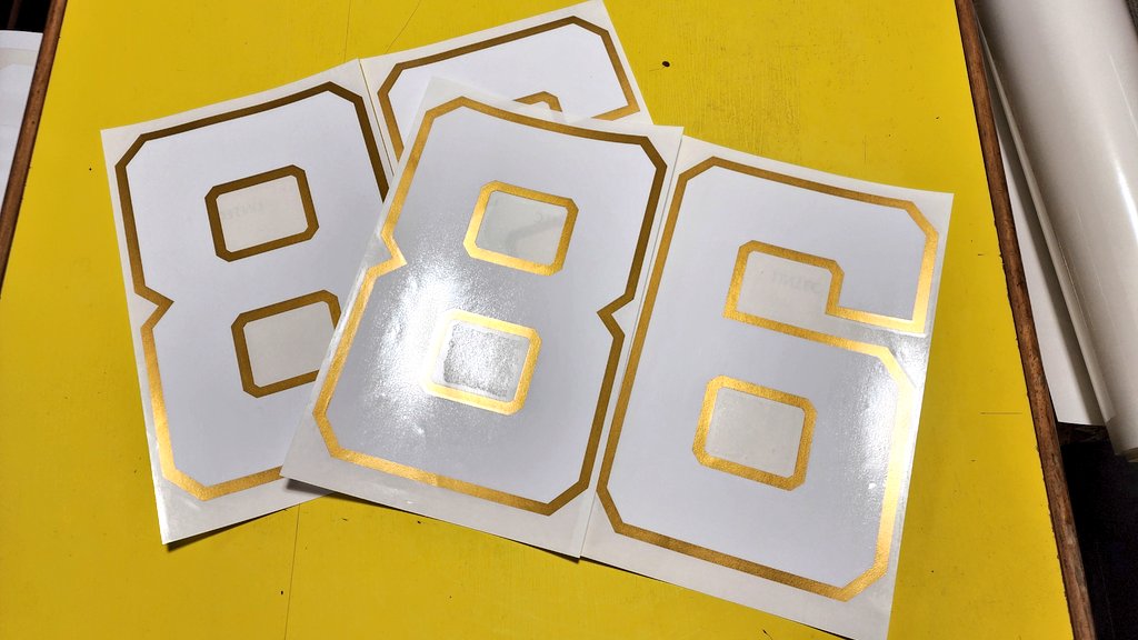 重ね貼り合体して完成です🫡
🚗貼り作業御来店お待ちしてます👍🏻
#ゼッケン
#86 
#ステッカー
#バイナルステッカー