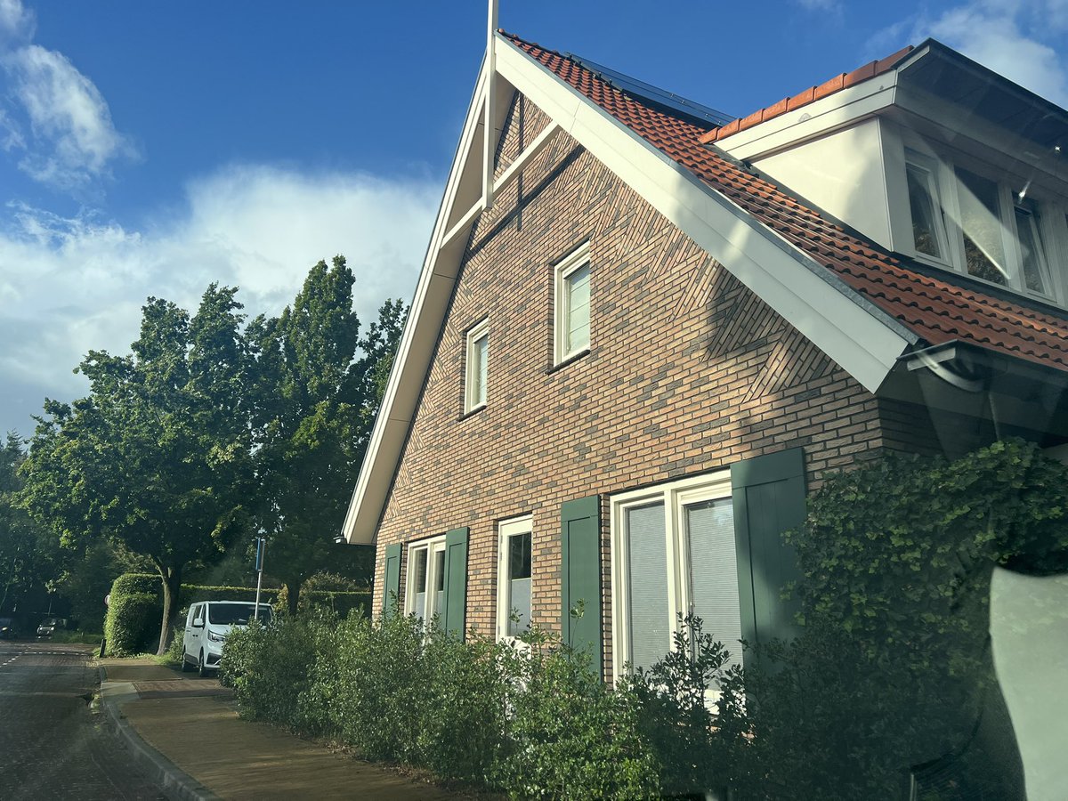 ManonPattynama's tweet photo. Inpassen in kleinschalige en bescheiden dorpsomgeving vinden wij belangrijker dan iconische statement architectuur https://t.co/oOKIQ79yTy