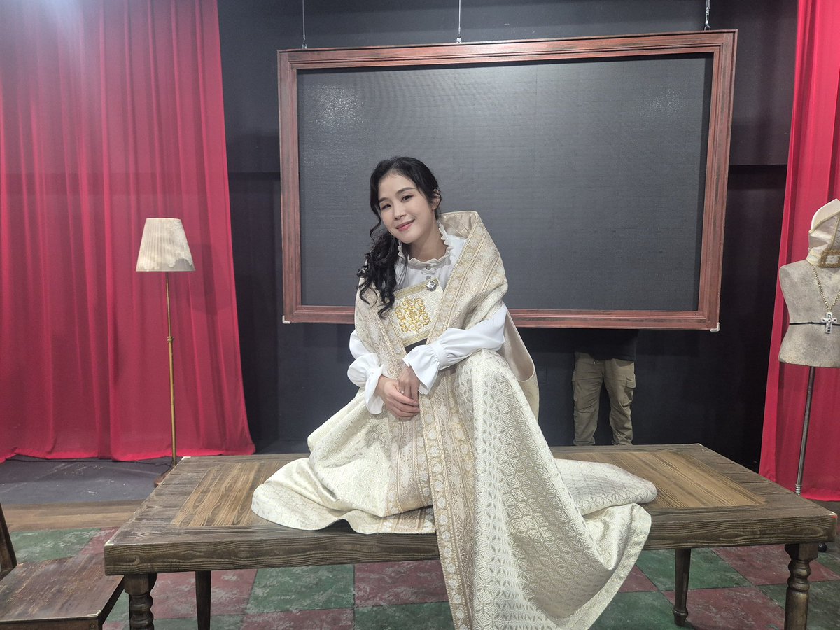 [#뮤지컬 #잔다르크]
”믿고 걸어간 나의 걸음들“ 

불꽃처럼 뜨거운 열정으로 
잔 다르크의 여정을 완성한 #랑연 배우의 마지막 공연이 있었습니다. 

그 목소리와 울림을 오래도록 기억해 주시길 바라며, 
지금까지 보내주신 사랑에 감사드립니다! 🏳