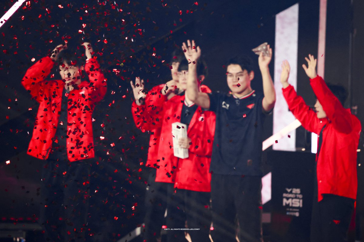 pandada2517's tweet photo. @T1LoL Today is going to be a sad day for all of us — the team and the fans. Let’s allow ourselves to feel upset just for today~ Tomorrow will be a brand new day! Let’s keep fighting at Worlds.
Cre: JELLYONEY https://t.co/TU17P5FO2q