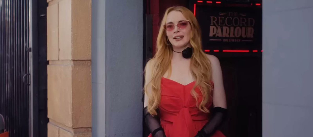 Ponte en mi Lugar de Nuevo, 22 años después, logra ser tan divertida y simpática como la original. Utilizando el pretexto de secuela, resulta un homenaje a Lindsay Lohan, donde se puede ver referencias a su filmografía.
El reparto lo es todo. Se ve que se lo pasaron bomba.