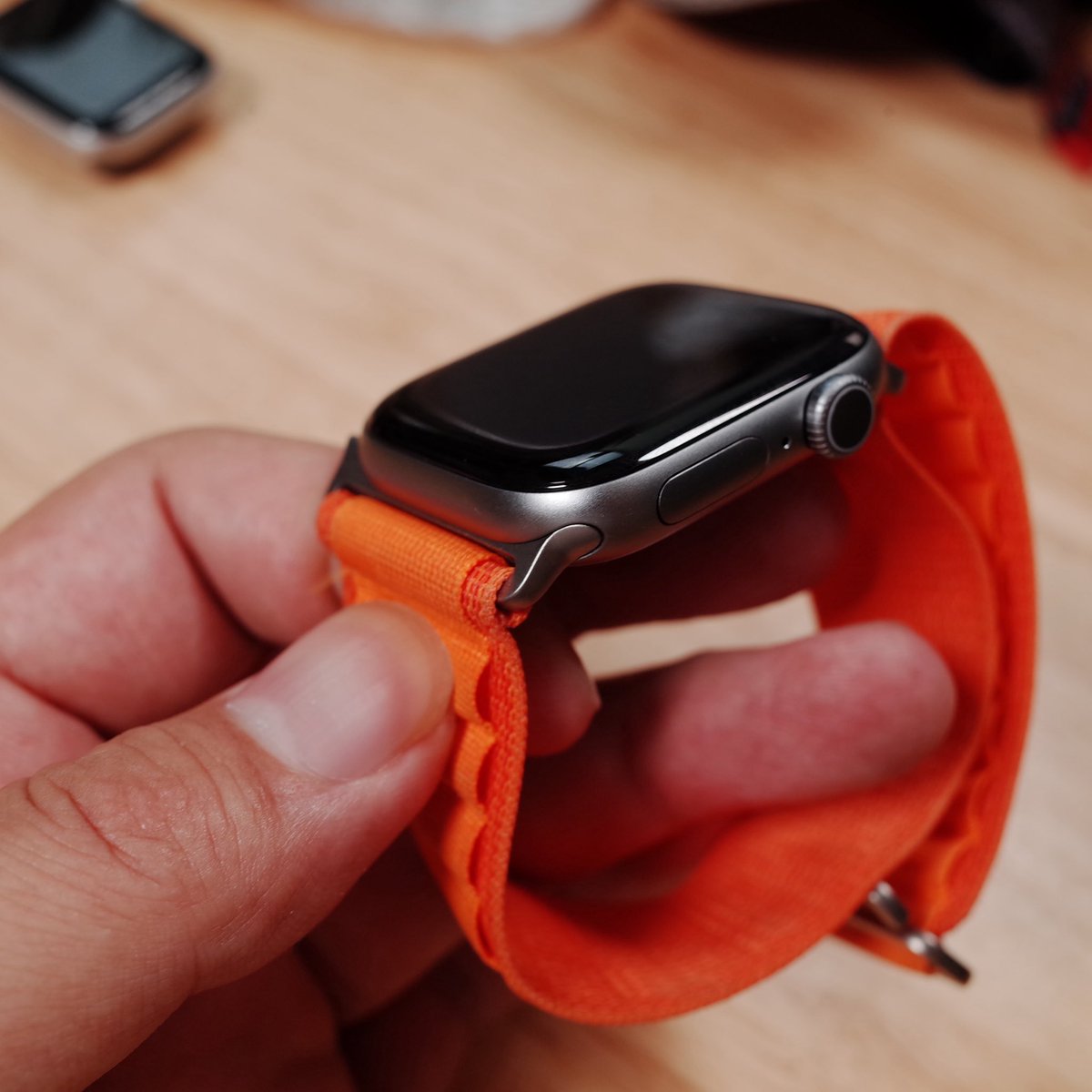 Series 11のスペースグレイが、Apple Watch Ultraのナチュラル 