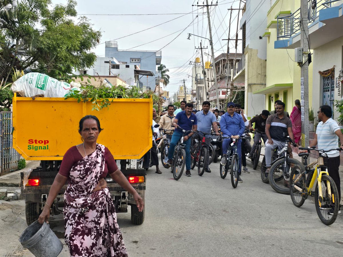 ನಗರಸಭೆ ಅಧಿಕಾರಿಗಳೊಂದಿಗೆ ಸೈಕಲ್ ಮೂಲಕ    *ಮುಳಬಾಗಿಲು ನಗರ* ಪರ್ಯಟನೆ  ಮಾಡಿ ಪ್ರಮುಖ ರಸ್ತೆಗಳು, ಉದ್ಯಾನವನ ಗಳ  ಸ್ವಚ್ಛತೆ ಹಾಗೂ   ಇಂದಿರಾ ಕ್ಯಾಂಟೀನ್ ಗಳನ್ನು   ಪರಿಶೀಲಿಸಲಾಯಿತು.