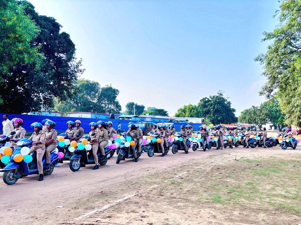 Gonda Police (@gondapolice) on Twitter photo नारी शक्ति के सम्मान और आत्मनिर्भरता को बढ़ावा देने हेतु #MissionShakti5 के अंतर्गत <a href="/gondapolice/">Gonda Police</a> की महिला पुलिस ने आज सशक्तिकरण का पैगाम देती बाइक रैली आयोजित की।
#MissionShakti5 नारी शक्ति के सम्मान और आत्मनिर्भरता को बढ़ावा देने हेतु #MissionShakti5 के अंतर्गत <a href="/gondapolice/">Gonda Police</a> की महिला पुलिस ने आज सशक्तिकरण का पैगाम देती बाइक रैली आयोजित की।
#MissionShakti5