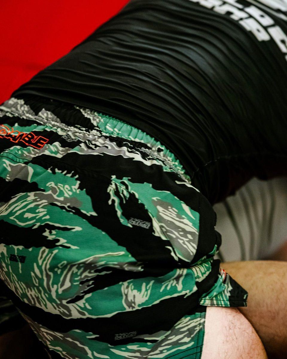SCRAMBLEJP's tweet image. 【NEW ITEM】新商品のお知らせ
トレンドの短めの丈に、耐久性に優れた生地を使用した完全新作のトレーニングショーツ！
┏━━━━━━━━━━━━━┓
発売日:9月27日(土)16時
　💚 HAKATAグラップリングショーツ
┗━━━━━━━━━━━━━┛