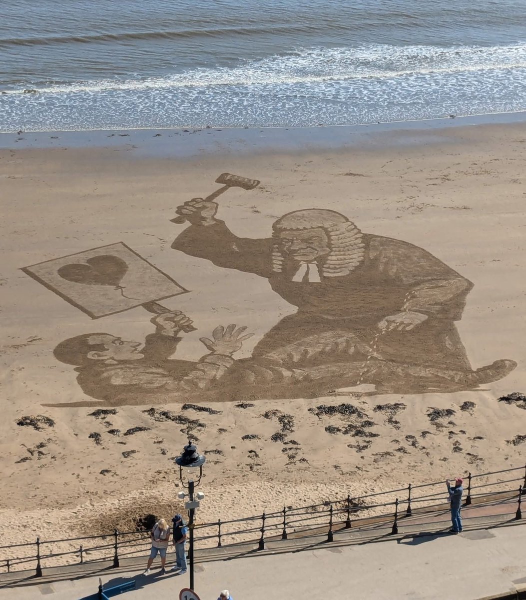 MarksLarks's tweet image. Banksy on the beach.
Sand artist, Fred Brown re created this work on the beach of Scarborough.