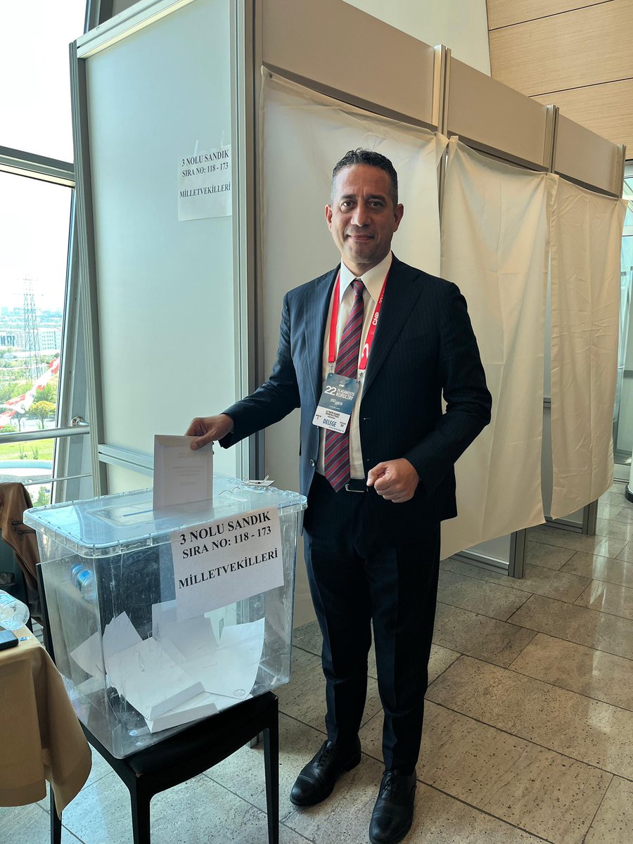 Sayın Özgür Özel, 22. Olağanüstü Kurultayımızda 835 geçerli oyunun tamamını alarak 3. kez Cumhuriyet Halk Partisi Genel Başkanı seçildi.

“Darbeye ve Kayyıma Hayır!”