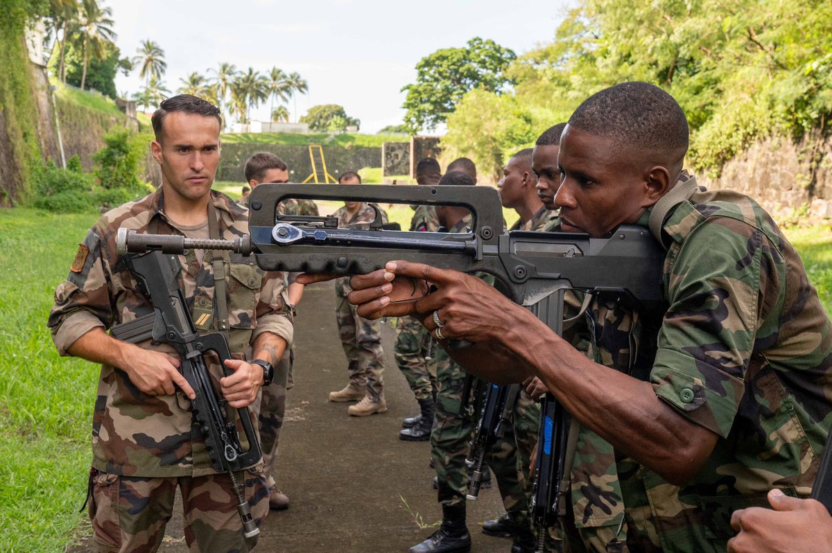 Classe après classe, nous construirons nos forces armées. Des armées plus puissantes, plus patriotiques, plus disciplinées, plus létales, plus avancées, des soldates et soldats fiers, prêts à défendre notre patrie et notre peuple. Les Forces Armées d’Haïti sont éternelles!