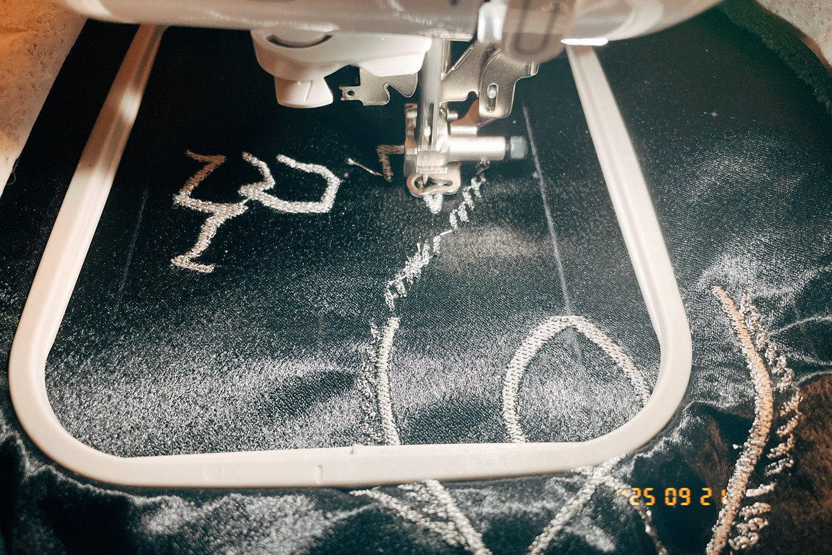 刺繍ミシン稼働
ワイのデータがクソすぎてやり直ししまくってる〜