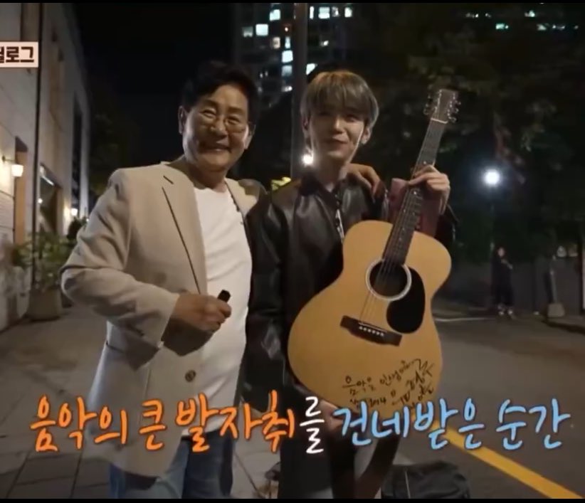 애착기타에 “음악은 인생이오,생명이다“ 라는문구로 싸인도받고
자막상태는 [음악의 큰 발자취를 건네받은 순간]에
대선배님:죽기살기로해야돼!         태래:알겟습니다.
감동돼서머리쥐어뜯음…………….