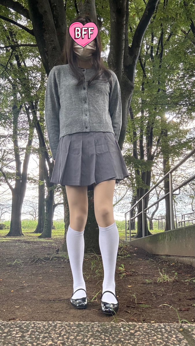こんばんは⭐️
週末恒例になってきました、撮影会📸（自撮りですけど）
去年買ったグレーのミニスカートに白ハイソックス合わせてみました
涼しくなってきてほんと嬉しい☺️
ロングブーツ買いたいけどなにがいいか迷い中👢
#女装 #ハイソックス #おとこの娘好きと繋がりたい