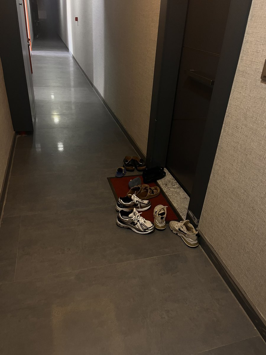 Bu zihniyetten ne zaman kurtuluruz tahminen . Ayakkabılarınızın kokusunu çekmek zorundamıyız .