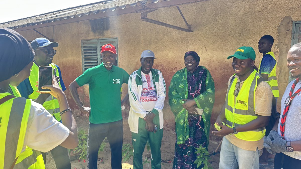 Durant le clean up, le maire de Tivaoune Diacksao nous rend visite et est resté jusqu’à la fin de l’activité.
Ce qui m’a le plus marqué c’est qu’il est venu sans caméra ni délégation.
Il a dit  « merci les boudiouman vous m’avez enlevé une grosse charge »
#QuartierVertChallenge