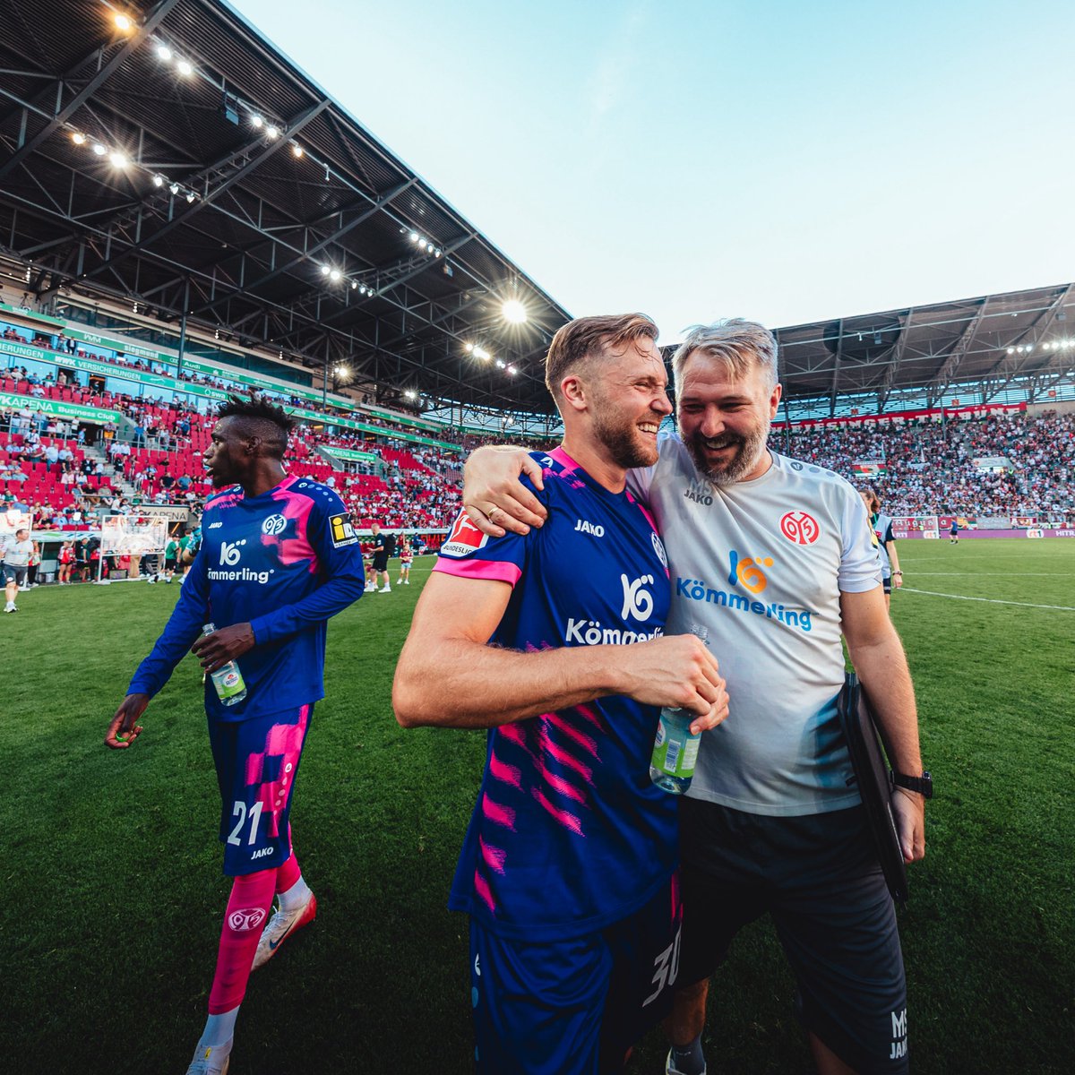 1FSVMainz05's tweet photo. Auswärtssieg! 🙌
#FCAM05 https://t.co/1o4V1hpfif