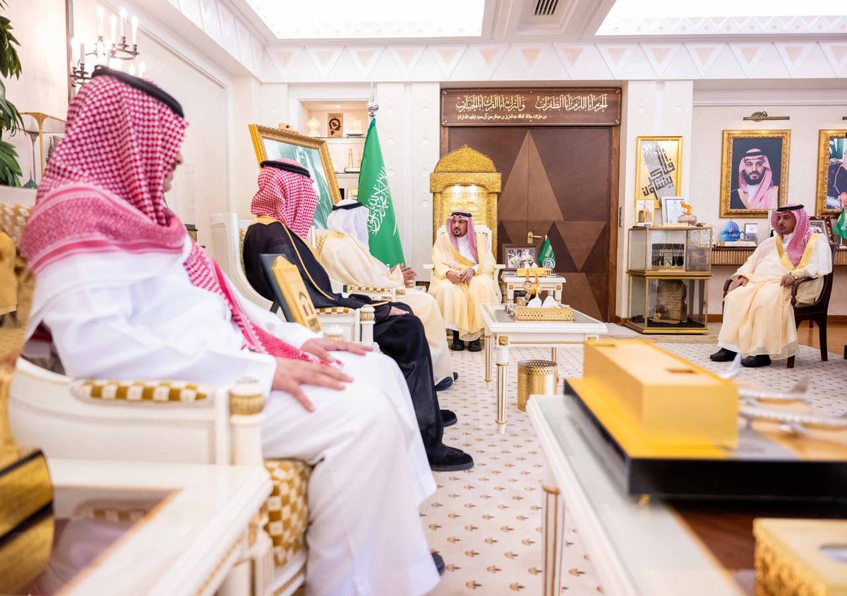 بارك سموه توقيع الاتفاقية، مؤكدًا أن مثل هذه الشراكات النوعية بين القطاع الثالث والقطاع الخاص ستسهم في تعزيز الابتكار التقني، ودعم مسيرة الجمعيات الأهلية..

سمو #أمير_منطقة_القصيم يرعى توقيع اتفاقية لتنفيذ 100 متجر إلكتروني ودعم التحول التقني للجمعيات بالمنطقة.