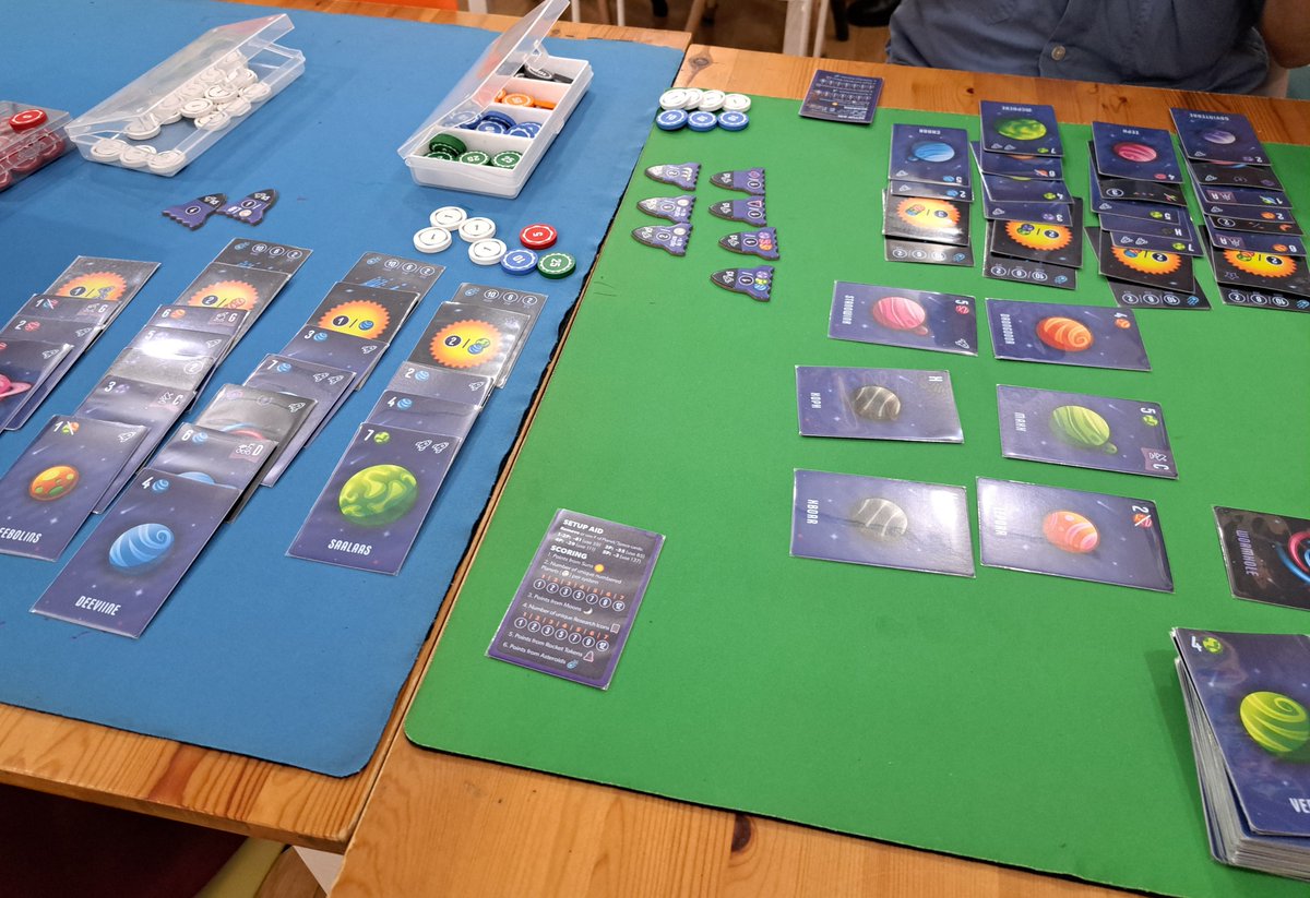 今日のボドゲその１　Point Galaxy
ポイントシリーズ最新作！翻訳して持ち込み。ポイントサラダにやや戻った＋ケルト的な昇順か降順でセットコレクション。裏表のカードの視認性が悪いのがちょっとだけ残念。ロケット(早取り目標)も地味に大事
#ボードゲーム