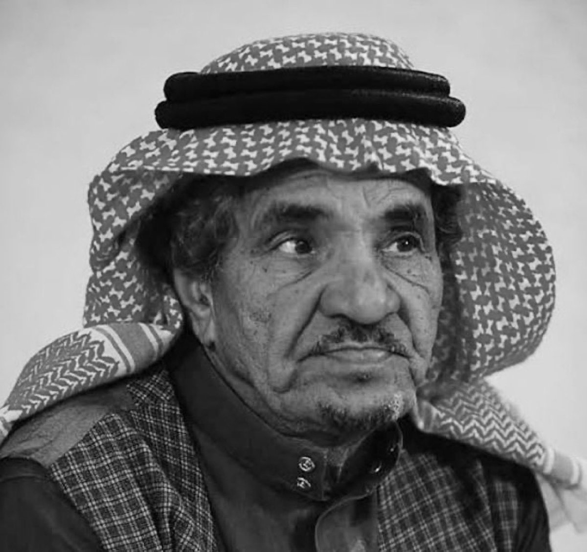 #حمد_المزيني… سيرة جيل لا يقدر

قيمة حمد المزيني، الذي غيبه الموت، لا تكمن في حجم اعماله بقدر ما تكمن في الظرف التاريخي الذي عاشه.
هو واحد من جيل الستينات والسبعينات الذي خاض تجربة الفن في مجتمع لم يكن ينظر الى #الممثل و #المسرح بعين التقدير، بل واجهوا الريبة والازدراء، بلا عائد