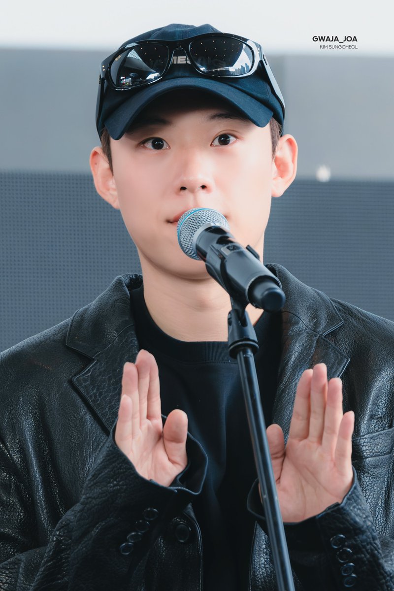gwaja_joa's tweet photo. 250919 부산국제영화제 파과: 인터내셔널 컷 야외 무대인사

어서오세용                                  명령하지 마라

#김성철 #KimSungCheol https://t.co/puzo21lQpb