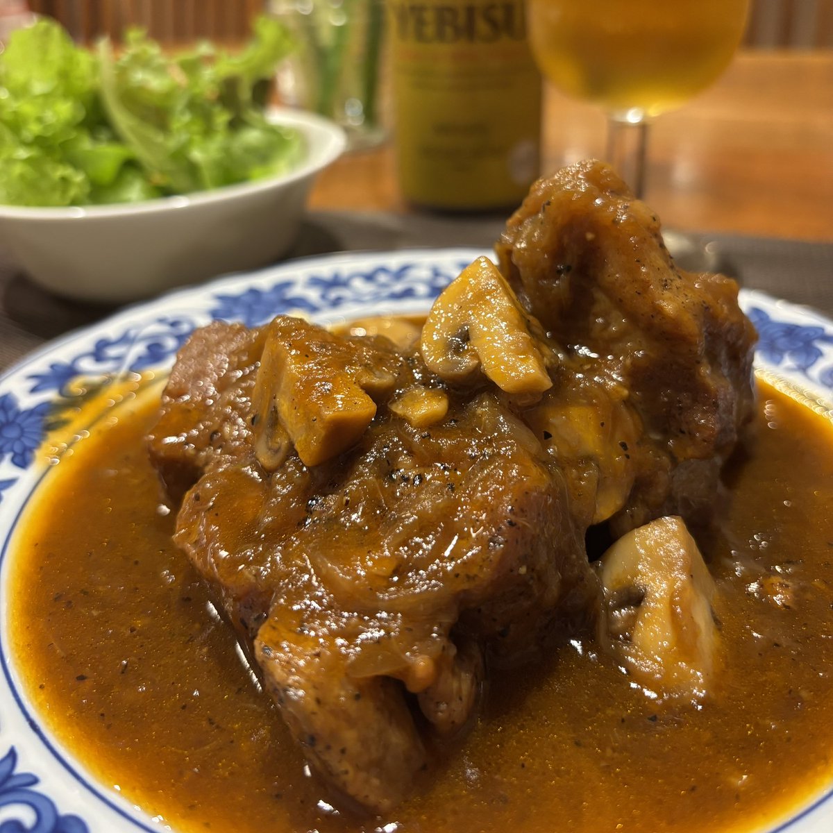 Guchiken01's tweet photo. 最近手がけた豚肩ロースの塊肉1キロの調理二態。シンプルなローストポーク（表面焼き後にオーブン180℃で45分）と、ル・クルーゼでの黒ビール煮込み。我ながらいずれも絶品であった。 https://t.co/3TXJpl6Ii0