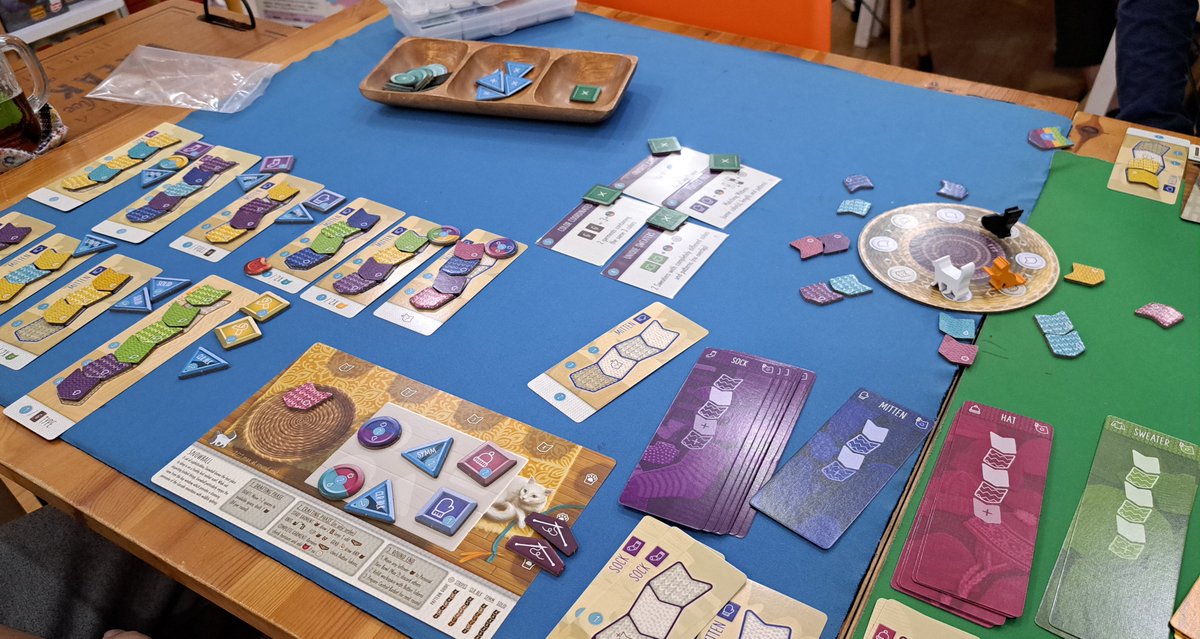 今日のボドゲその２　Knitting Circle
同じく翻訳して持ち込み。ロンデルの2タイルから１つ、合計４つ選んでパズル。個人ごとの目標が常に提示されていて、キャリコみたいな息苦しさはなし。
#ボードゲーム