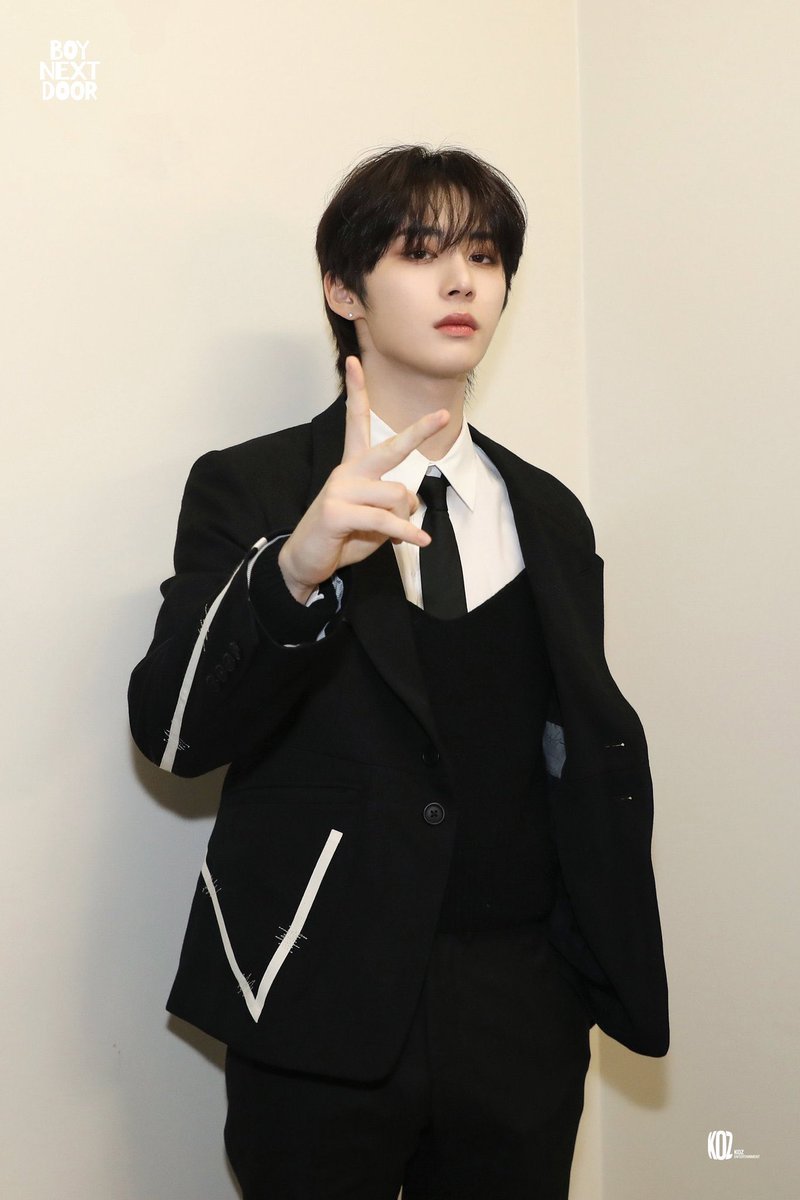 코즈가 정장 코디 하나는 또 존나 잘해요