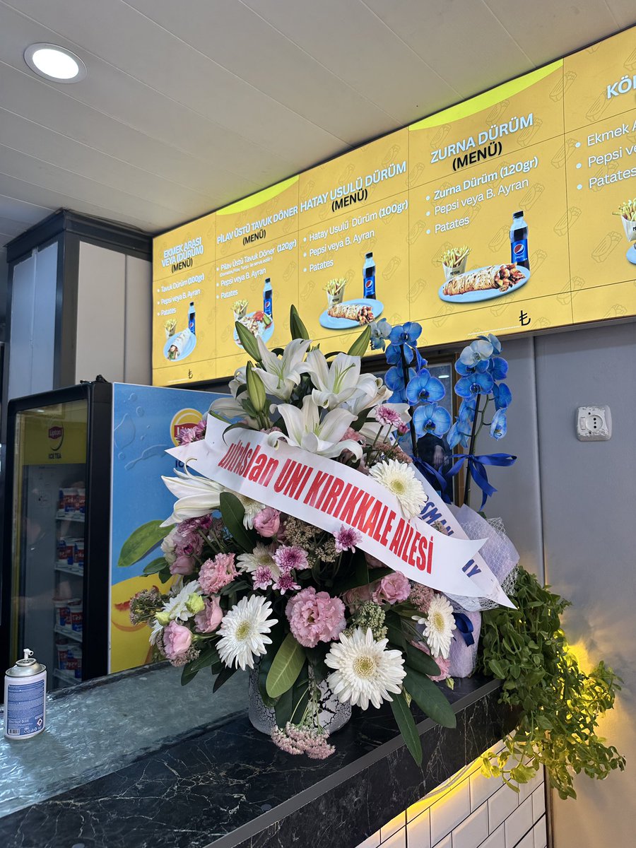 Tayfamızın kıymetli ağabeylerinden Emin Kalender ve yine kıymetli ağabeyimiz,eski başkanımız Arda Cemal Yağmur’u yeni işletmelerinin açılış töreninde yalnız bırakmadık.Ağabeylerimize hayırlı işler,bol kazançlar dileriz.İşletmeleri tüm sevenlerine hayırlı olsun.#ultrAslanUNI