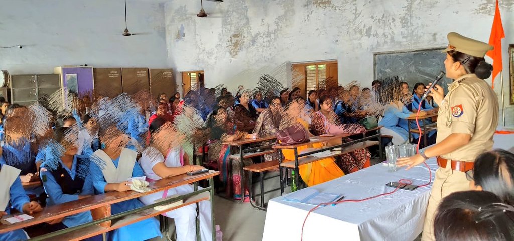 मिशन_शक्ति अभियान के अंतर्गत फेज- 5.0 के तहत जनपदीय पुलिस द्वारा एंटीरोमियो/मिशन शक्ति टीम द्वारा अपने-अपने थाना क्षेत्र में  स्कूल जाकर बालिकाओं को उनके अधिकारों, विभिन्न हेल्पलाइन नंबरों व कल्याणकारी योजनाओं की जानकारी देकर जागरूक किया गया।     
#MissionShakti5
