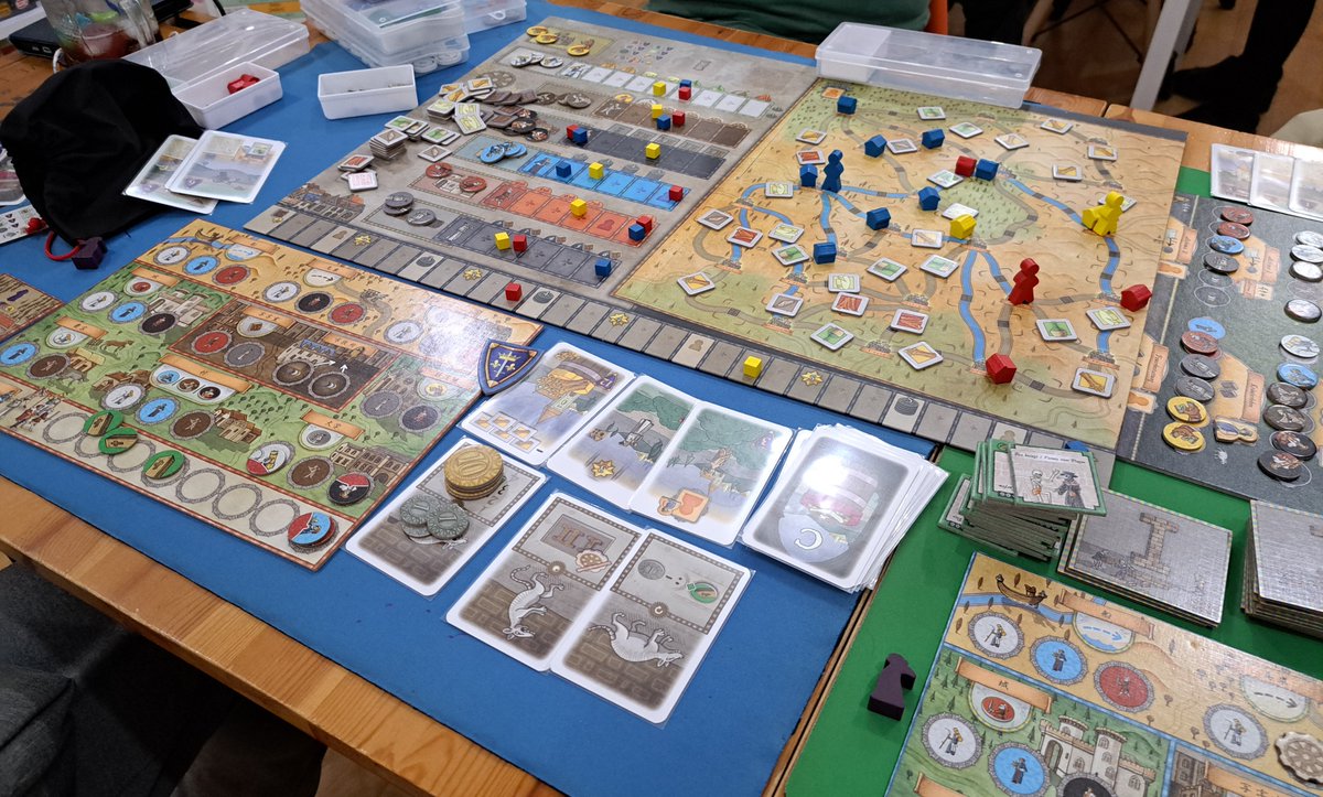 今日のボドゲその３　Orléans: The Plague
ペストに襲われたオルレアン。苦しくなるかとおもいきやペスト医師や免罪符で思ったよりのびのびプレイ。寄付ボードも専用だけどこれはよき！
#ボードゲーム