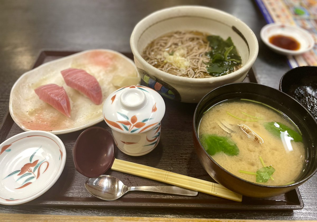 定食屋がめっちゃ大トロ推してきたから
出張お疲れ様ってことで
食べてたんだけど超普通だった(   ˙꒳​˙ )

ざる頼んだのにかけそばだったし(   ˙꒳​˙ )…