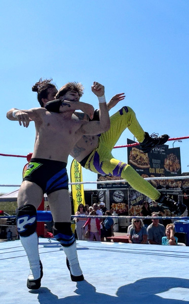 OatisUnc's tweet image. Danny Cabral vs Alan Compass at Misquamicut beach, FallFest
#thepotato #pww #centerring #GOC