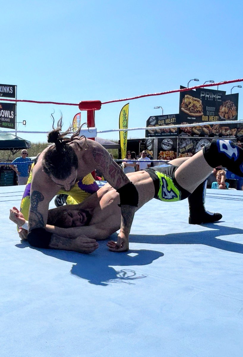 OatisUnc's tweet image. Danny Cabral vs Alan Compass at Misquamicut beach, FallFest
#thepotato #pww #centerring #GOC