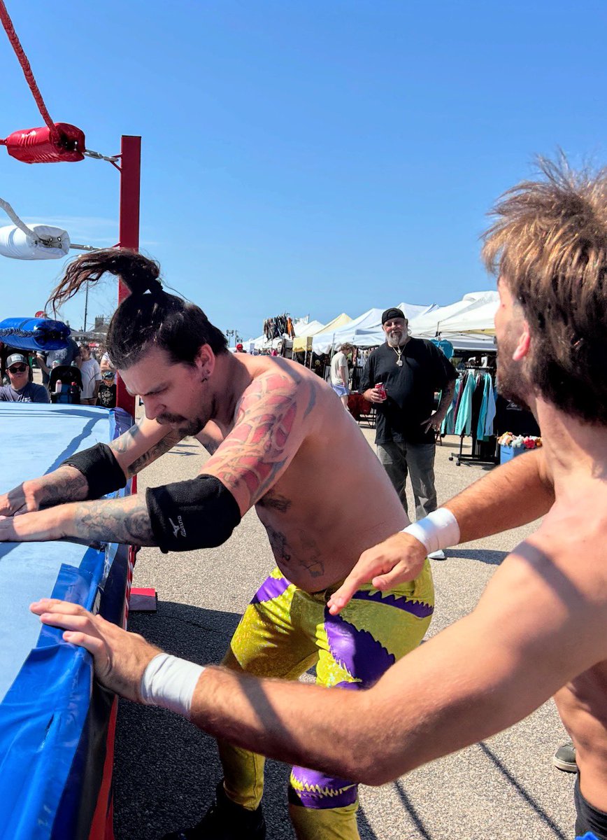 OatisUnc's tweet image. Danny Cabral vs Alan Compass at Misquamicut beach, FallFest
#thepotato #pww #centerring #GOC