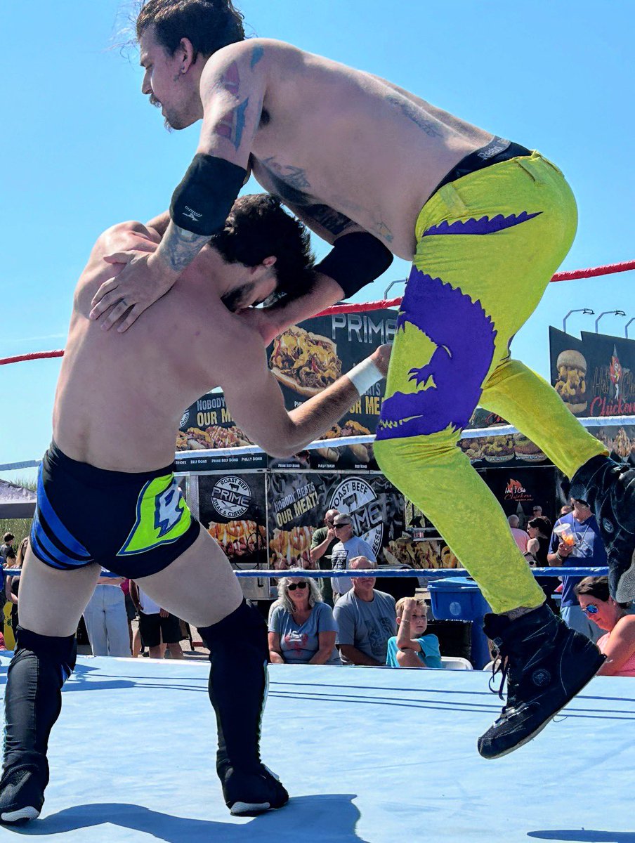 OatisUnc's tweet image. Danny Cabral vs Alan Compass at Misquamicut beach, FallFest
#thepotato #pww #centerring #GOC